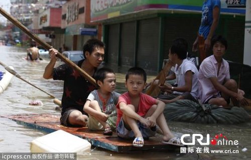广东潮汕暴雨民房被淹成泽国 木板做船灾民忙