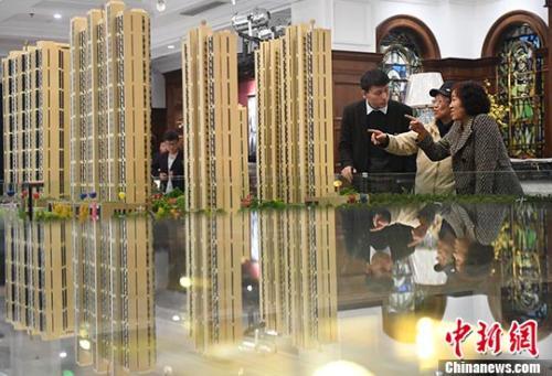 资料图：山西太原，置业顾问为民众推荐商品房户型。 a target='_blank' href='http://www.chinanews.com/' _fcksavedurl='http://www.chinanews.com/'/p/tablep  align=