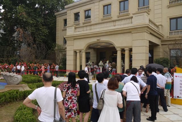 开发商和购房者抢滩二线城市：一个抢地一个抢房
