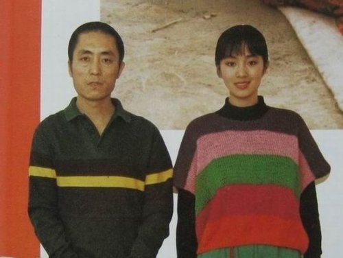 巩俐与张艺谋的早期合影 作为第一代"谋女郎",巩俐兢兢业业地配合着