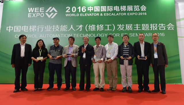 职业摄影师收入_日本各职业年均收入(3)