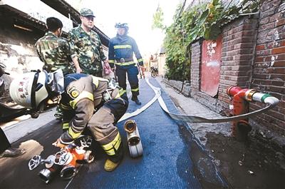 东城胡同试点消防供水管道入地