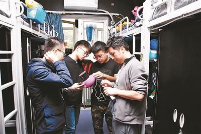 95后学生改造宿舍变“太空舱”