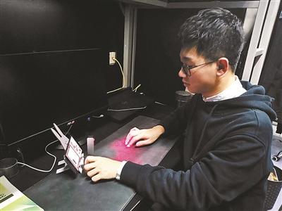 95后学生改造宿舍变“太空舱”