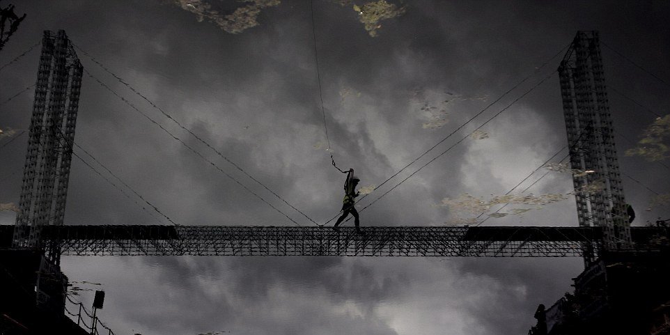 英国学生用玩具建造30米大桥_海外楼市