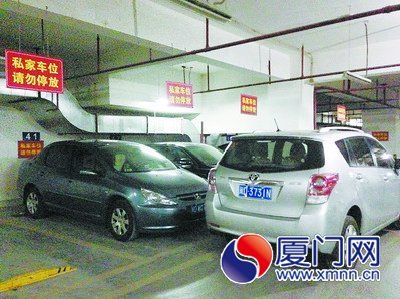 业主投诉停车库通道常被堵 管理方:停在私家车位