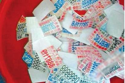 小区楼道广告要逆天:贴得欢 清理难