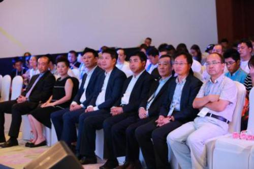 富龙·四季小镇闪耀冬博会 领创全家庭度假新模式