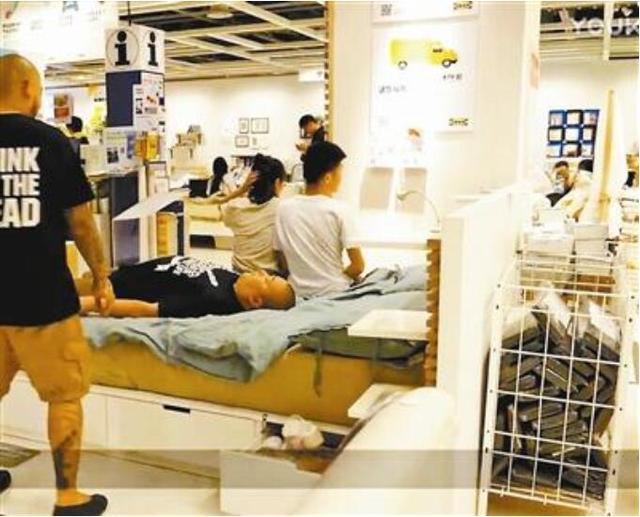 两男子在宜家商场“驱赶”蹭睡者 