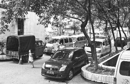 主城小区停车位抢手 停车费涨价 车友都不敢回