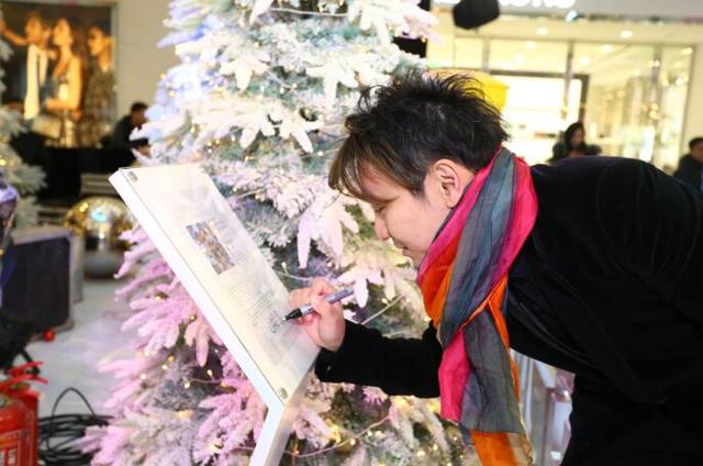“圣诞奇镜”惊艳亮相 北京apm购物中心开启圣诞献礼