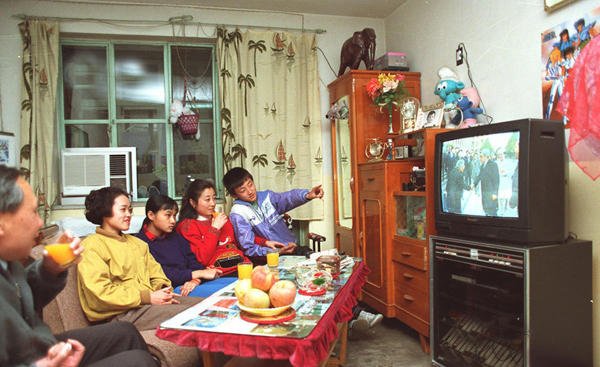 拍摄于80年代一户北京人家,这时候电视逐渐进入小康人家,有钱的家庭