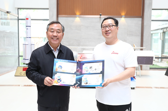 孙保卫少将和远洋工会主席顾捷互赠礼物