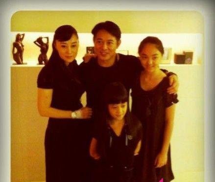 与黄秋燕一样,利智也给<em>李连杰</em>生下了两个<em>女孩儿</em>