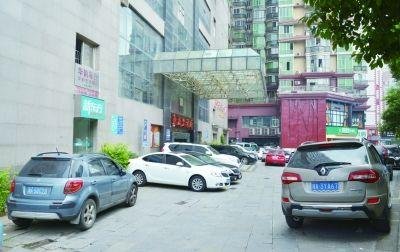 长沙接连发生抢车位事件 土豪买走小区一半车