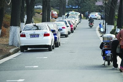 南京市民:玄武湖环湖路怎么成了停车场?(图)
