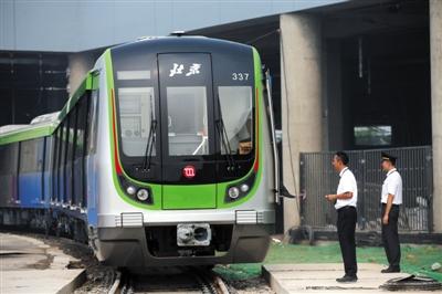 昨日,北京地铁16号线运营的新车——8a型列车亮相,车身