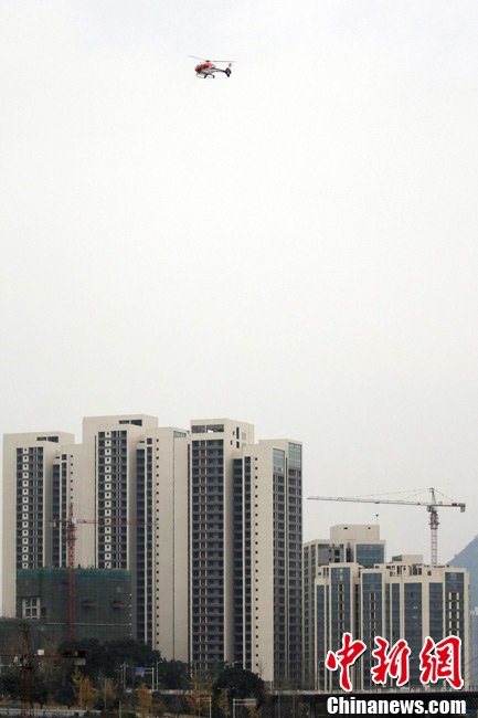 高清:重庆万州市民乘直升机看新楼盘