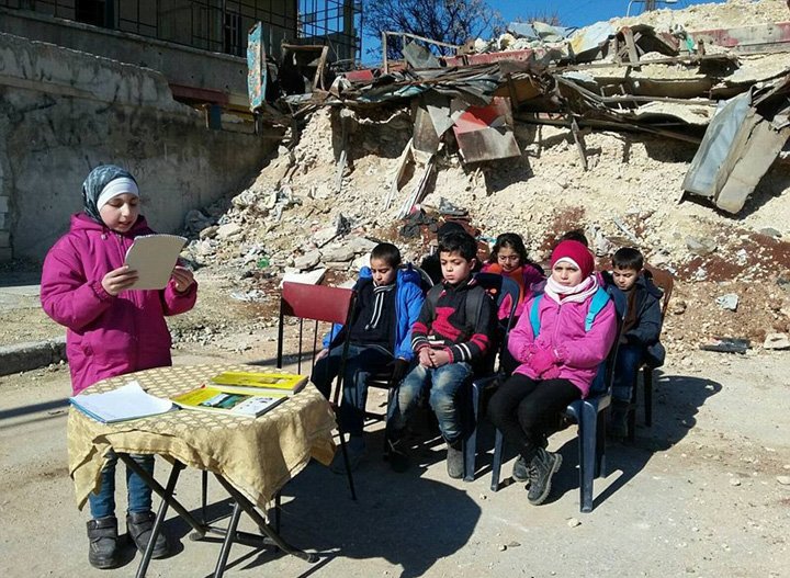 照片显示,在叙利亚西北部城市阿勒颇(aleppo,一群不到10岁的孩子正在