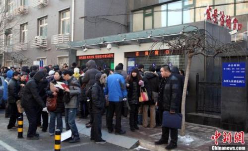 资料图:二手房过户大厅人满为患。中新社发 韩海丹 摄