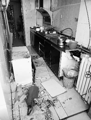 楼上开天窗 楼下全遭殃 供暖管道破损影响整楼居民