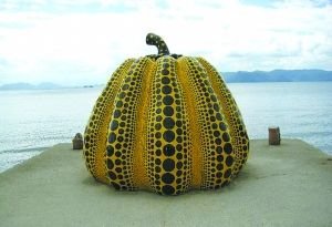 图为艺术家草间弥生的作品《南瓜》