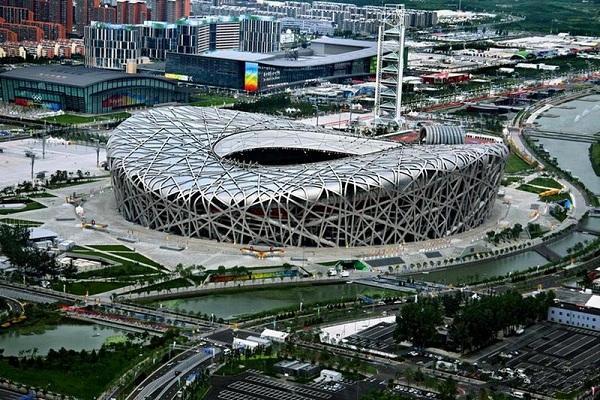 国家体育场位于北京奥林匹克公园中心区南部,主体建筑为"鸟巢",是2008