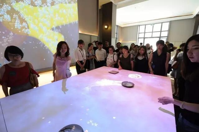 京津媒体人共赴“穿越未来”魔术秀 遇见“未来使者”