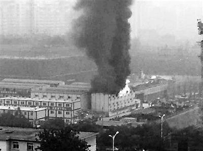 北京望京一工地彩钢板宿舍楼着火