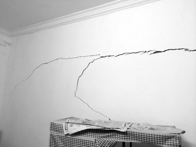 三亚一居民违法盖七层楼房 导致邻居家墙裂