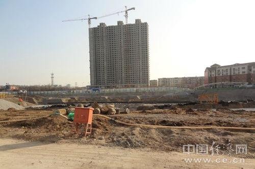 北京通州华龙二期违建超半年 边整改边加盖边