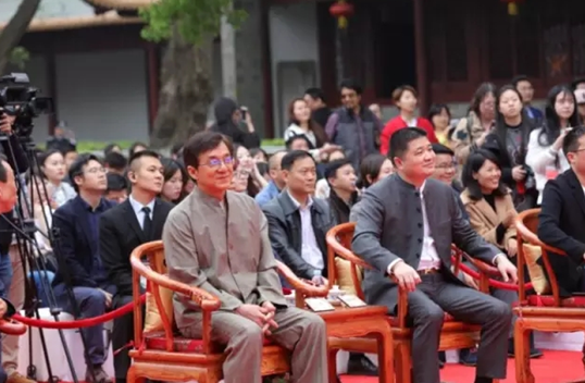 成龙在泰禾南京院子分享收藏那些事