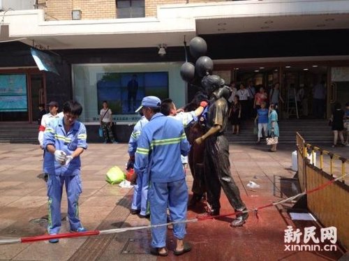 上海南京路步行街标志性雕塑遭泼油漆(图)