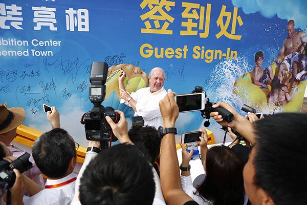 全球IP大集合，这才是世界级主题小镇的打开方式