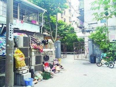 小区门口修二手空调 占道扰民五年多