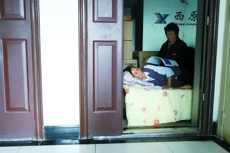 70万买房没过户 新房主拿着房产证要他搬家