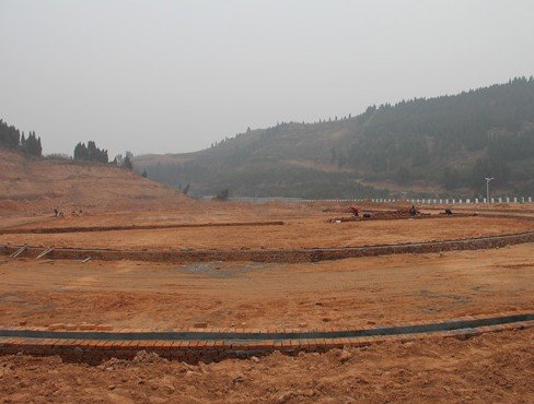 丹江口市移民学校运动场建设工人冒严寒施工(