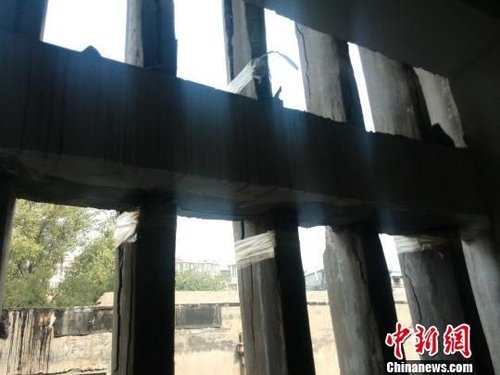 济南回应住宅楼开裂用胶带固定:为防碎石伤人