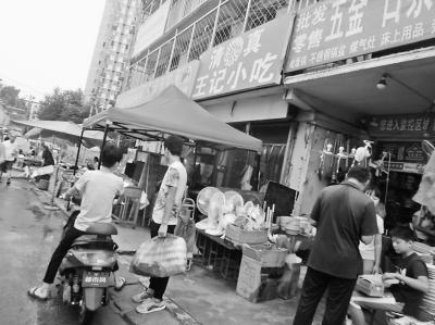 商铺“开墙打洞” 小贩占道摆摊