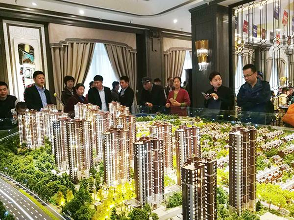 天津北方网讯 ：近期，海南严厉的全域限购政策让市场再次把目光聚焦到了楼市调控。据相关机构统计，2018年以来，各地出台的调控政策已经超过了90次，仅4月份出台的政策就已近20次。相较于过去三年的繁荣景象，2018年的楼市调整来得急速而猛烈，使开发商的销售大大受限。楼市政策的频繁出台，也让购房者持币观望情绪加重。对于今年乃至明年的市场，多数业内人士仍持谨慎态度。