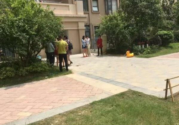 湖北男子还不起房贷跳楼 砸中28岁乘凉女子双双遇难
