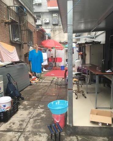 安贞西里社区 是谁让违建与楼“长”在了一起