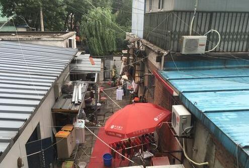 安贞西里社区 是谁让违建与楼“长”在了一起