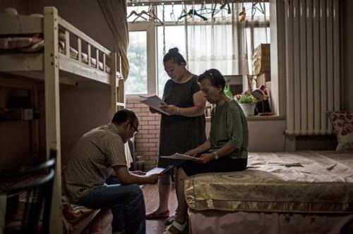 李君和女儿一家三口人租住在一间不足60平的小房里。李君拿出当初参加 “投资” 的合同。而手中的所谓合同,只不过是一份借条,没有任何其他相关材料。老人和 “投资人” 在公证处签署的具有法律效力的文书,签署之后她就再没拿到过