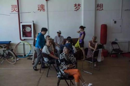 2017年7月10日,曾仪 (化名) 和十多名受骗老人来到致诚律师事务所寻求法律援助。他们受骗的经历几乎一致,经 “投资人”广艳彬介绍 “以房养老” 项目后,在公证处迅速签订一系列房产委托交易和抵押合同,几个月后自己的房屋就被交易、二次过户,并被要求限期搬离