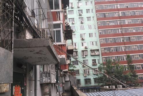 安贞西里社区 是谁让违建与楼“长”在了一起