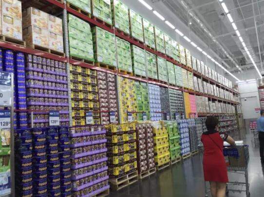 (山姆会员店内的仓储式货架 )