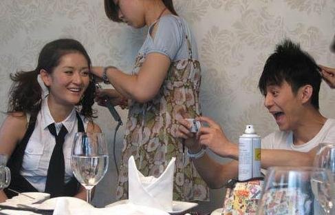 少见!曝光美女主播后台化妆照