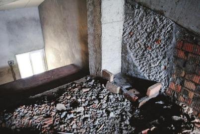 小品《砸墙》上演泸州版:装修洞穿邻居家