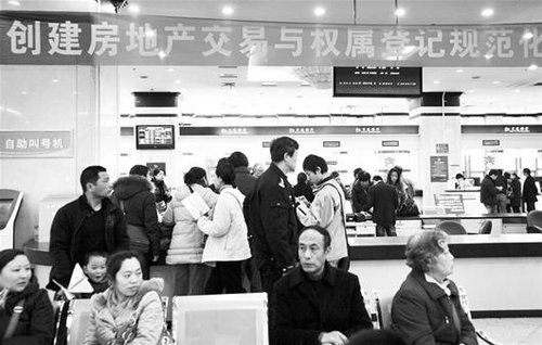 图为:二手房过户的火爆场面,短期难重现 (楚天金报记者万多摄)